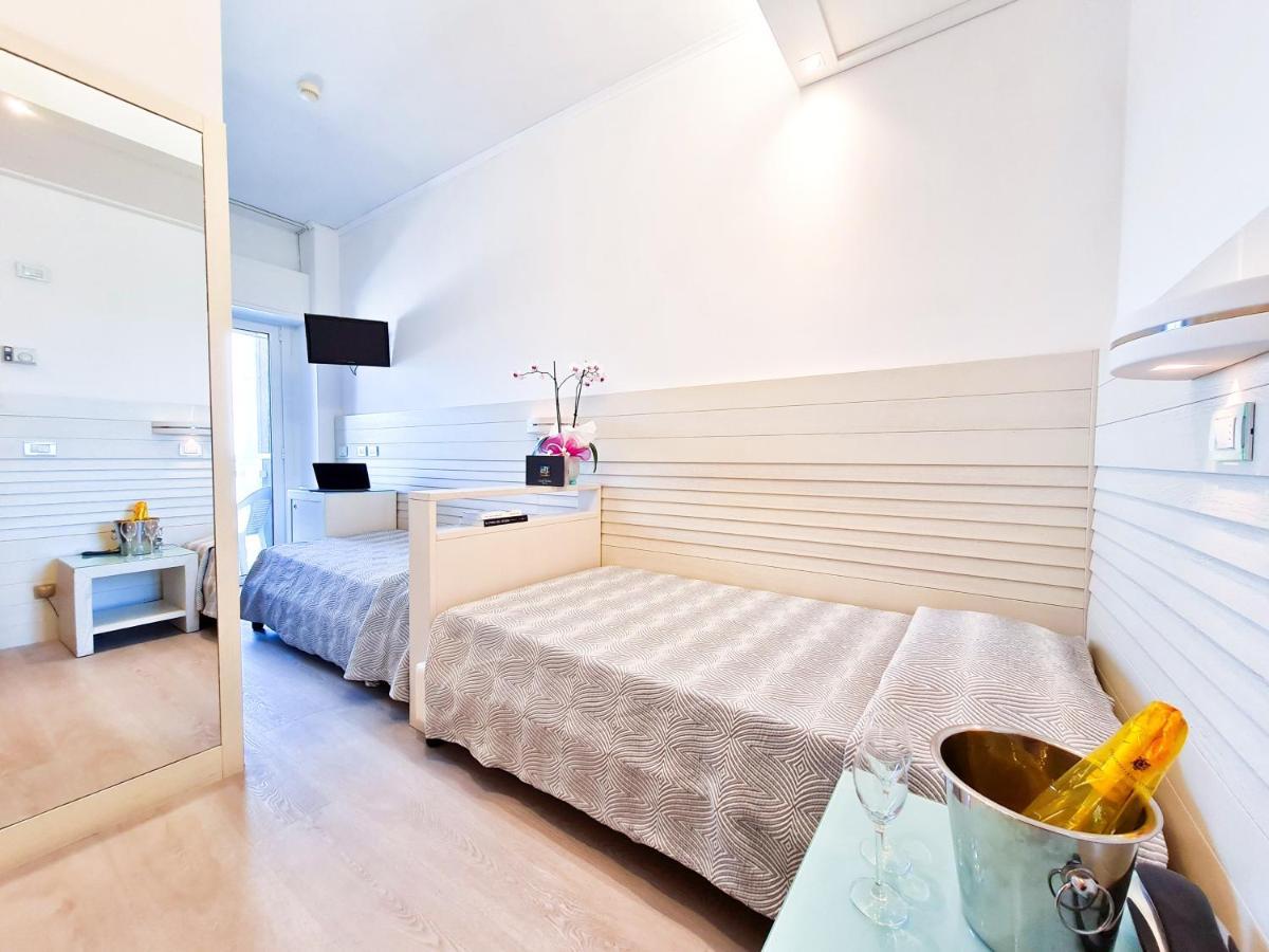 Club Hotel Riccione Eksteriør bilde
